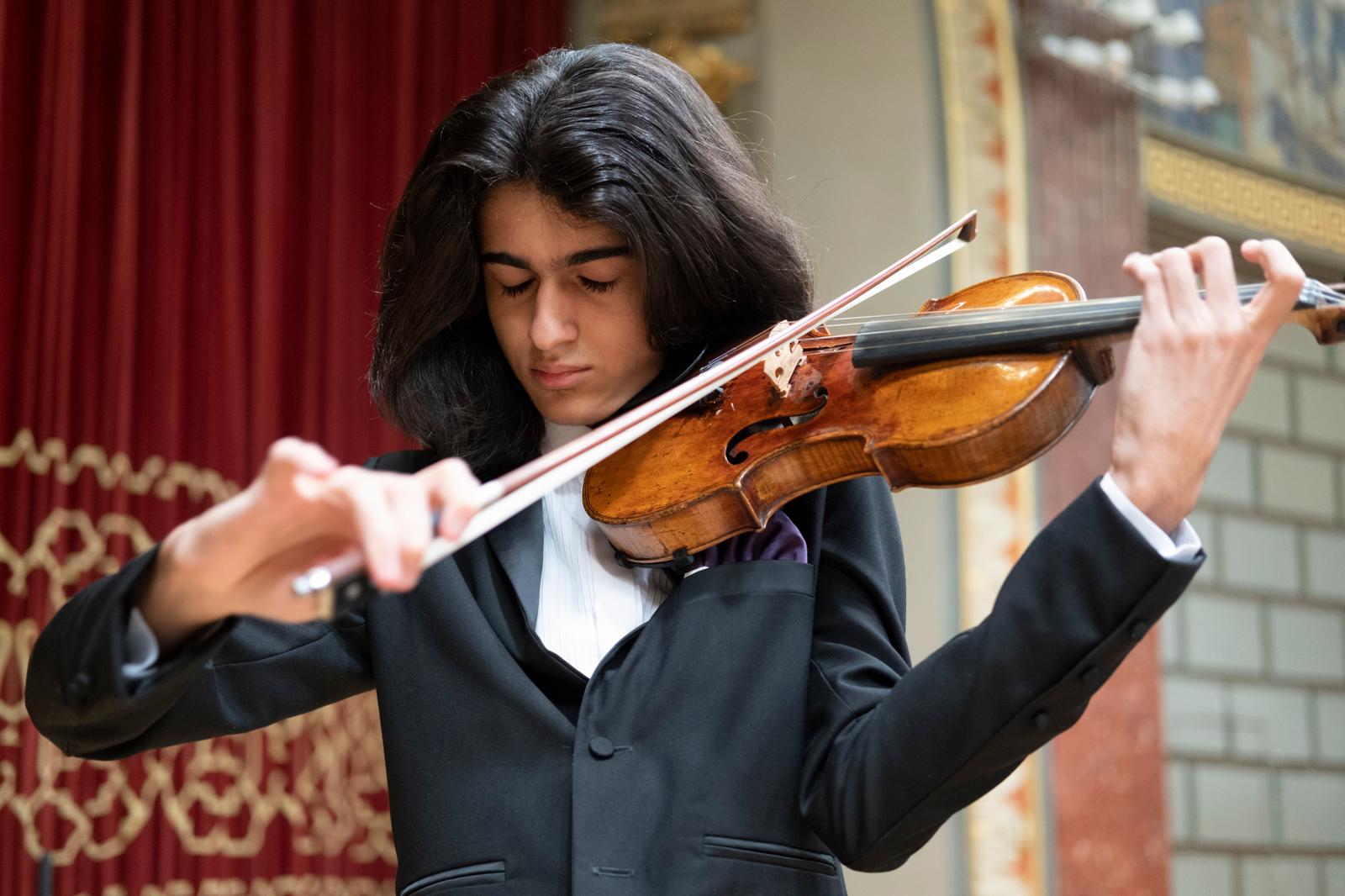 Antonio Piculeață playing the violin in a concert hall